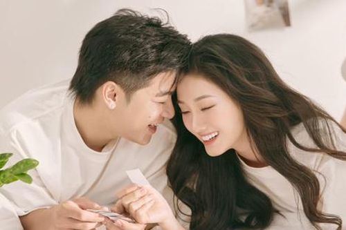 Thêm 1 cặp đôi Vbiz lộ bằng chứng hẹn hò, đàng trai kém 2 tuổi có gia thế cực khủng