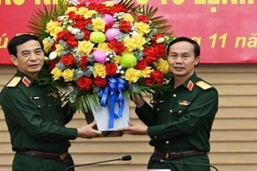 Bàn giao nhiệm vụ Tư lệnh Quân khu 2 giữa Trung tướng Phạm Hồng Chương và Thiếu tướng Trần Văn Bắc