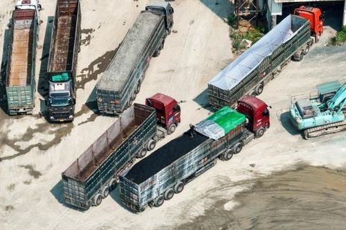Kỳ lạ những đoàn xe container cắt nóc che kín bạt ở Vĩnh Phúc