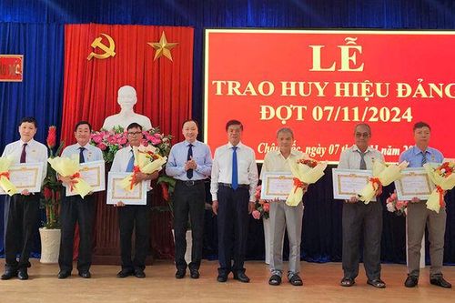Ban Thường vụ Thành ủy Châu Đốc trao Huy hiệu Đảng đợt 7/11