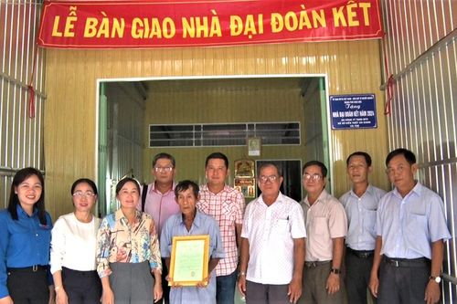 Châu Đốc bàn giao 2 căn nhà Đại đoàn kết