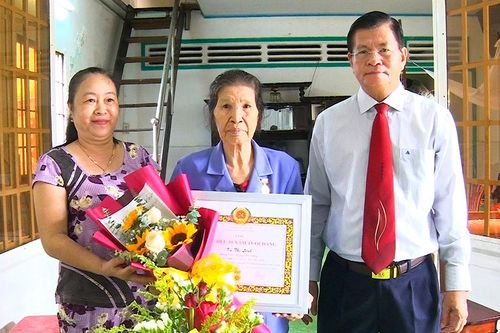 Long Xuyên trao Huy hiệu Đảng tại nhà cho các đảng viên cao niên