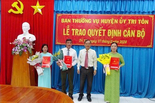 Huyện Tri Tôn trao quyết định cán bộ