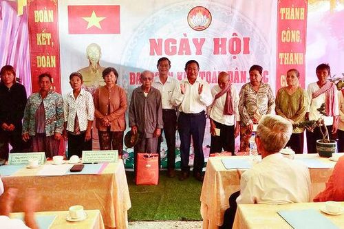 Trưởng ban Nội chính Tỉnh ủy dự Ngày hội Đại đoàn kết toàn dân tộc tại thị trấn Tri Tôn