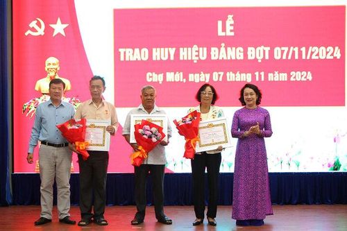 Ban Thường vụ Huyện ủy Chợ Mới trao Huy hiệu Đảng đợt 7/11