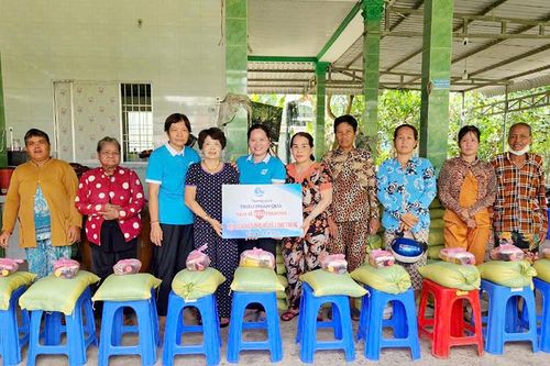 Trao tặng 100 suất quà cho hội viên, phụ nữ nghèo