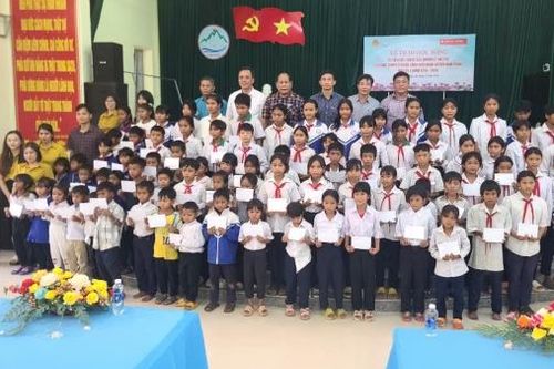 Đam Rông: Trao 210 suất học bổng cho học sinh người dân tộc thiểu số có hoàn cảnh khó khăn