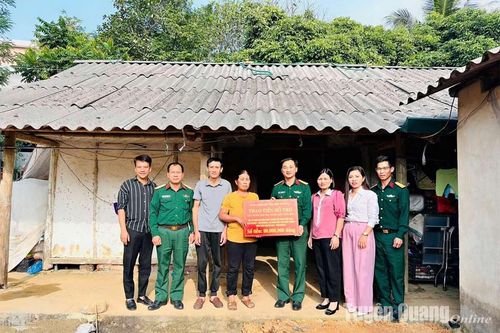Ban Chỉ huy quân sự huyện Sơn Dương trao tiền hỗ trợ xây nhà Đại đoàn kết cho hộ nghèo Sơn Dương