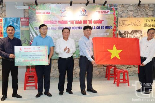 Nhiều hoạt động ý nghĩa trong chương trình 'Tự hào cờ Tổ quốc'