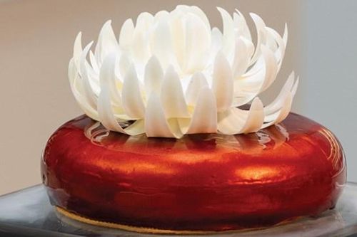 Lấy cảm hứng từ hàng me Sài Gòn, cô gái GenZ sáng tạo ra chiếc bánh từ me và lá me non khiến giám khảo ăn sạch dĩa