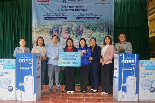 Trao học bổng, bồn nước, máy lọc nước tại một số trường học trên địa bàn tỉnh