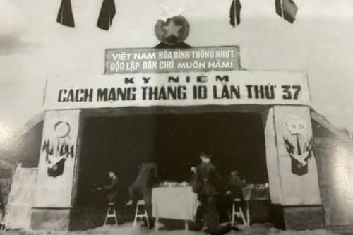 Bài 2: Đảng ta đã tổ chức kỷ niệm Cách mạng Tháng Mười trong những năm tháng không thể nào quên