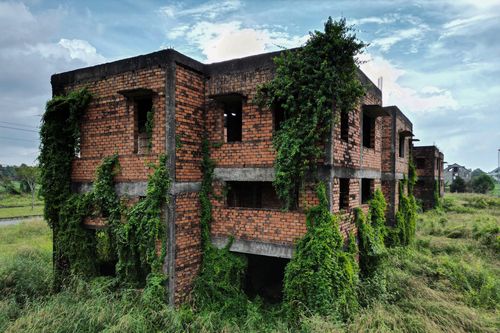 Cận cảnh khu đô thị ở Đồng Nai hoang tàn, cỏ mọc um tùm sau 28 năm quy hoạch