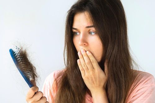 Cách khắc phục rụng tóc ở nữ giới