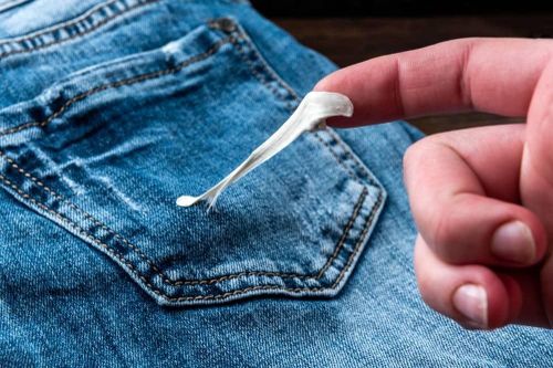 Bí kíp loại bỏ bã kẹo cao su dính trên quần áo