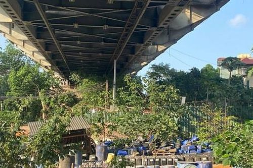Xâm phạm hành lang bảo vệ cầu Thăng Long: Sớm xử lý triệt để vi phạm