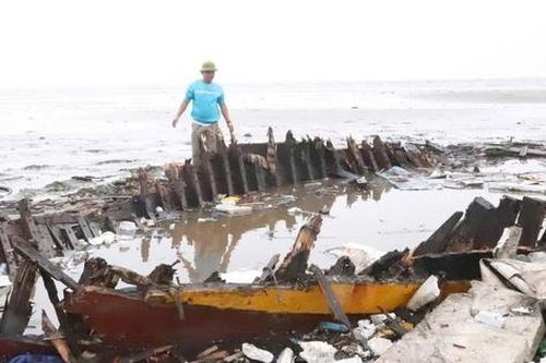 Ngư dân Nghệ An 'kêu khóc' vì tàu cá tiền tỉ bị hư hại do biển Lạch Vạn bồi lấp, cạn chưa từng thấy