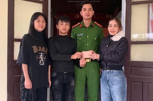 Nhặt được ví, 2 học sinh tìm người trả lại hơn 16 triệu và cặp nhẫn vàng