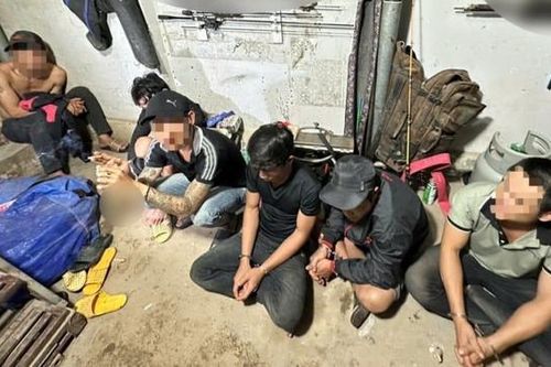 Phát hiện nhóm sử dụng ma túy, tàng trữ nhiều vũ khí nguy hiểm