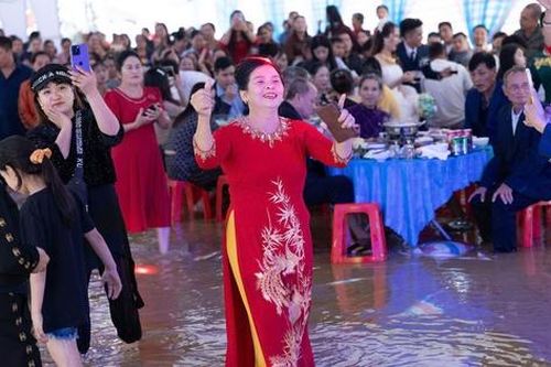 Khách - chủ xắn quần lội nước chung vui đám cưới vùng 'rốn lũ'