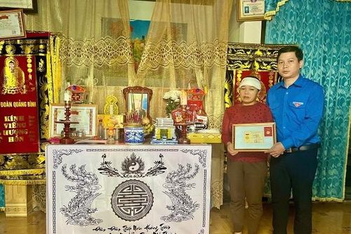 Truy tặng huy hiệu Tuổi trẻ dũng cảm cho Đoàn viên hy sinh khi hỗ trợ chống bão lũ
