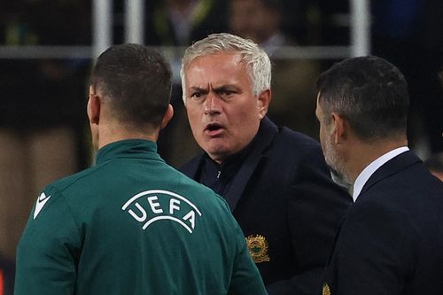 Mourinho bị trừng phạt