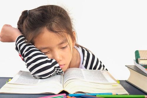 Trẻ học thêm đủ kiểu rồi lên lớp ngủ gật, lỗi do ai?