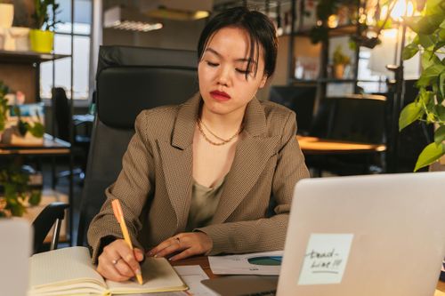Sếp 'đứng hình' đọc mail nghỉ phép 2 dòng của nhân viên Gen Z