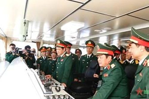 Thượng tướng Vũ Hải Sản dự Lễ thượng cờ Tàu vận tải đổ bộ 550 tấn