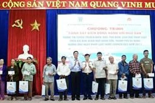 Vùng Cảnh sát biển 2 đồng hành với ngư dân tại Đà Nẵng