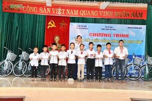 Bộ tư lệnh Vùng Cảnh sát biển 1 tặng quà gia đình chính sách tại huyện Nghĩa Hưng