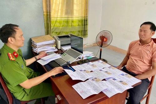 Bán bằng lái giả 'xộ khám' thật