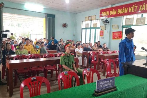 Phạt 15 tháng tù vì đánh cảnh sát giao thông