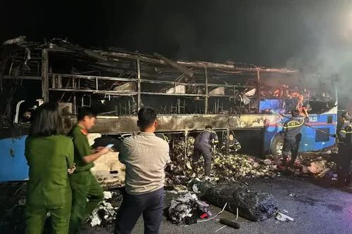 Xe khách giường nằm bốc cháy trơ khung ở Hà Nam