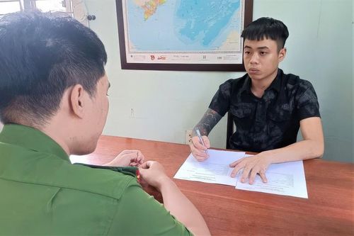 Tạm giữ thanh niên cầm súng xông vào quán cà phê bắn người