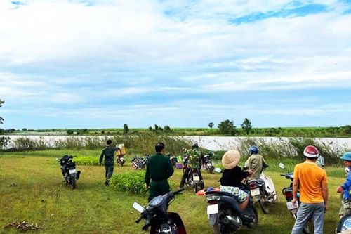 Đắk Lắk: Tìm thấy thi thể vợ chồng bị đuối nước nghi do lật xuồng khi qua hồ
