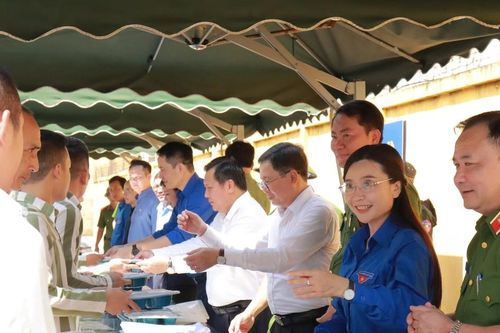 'Thắp sáng ước mơ hoàn lương'