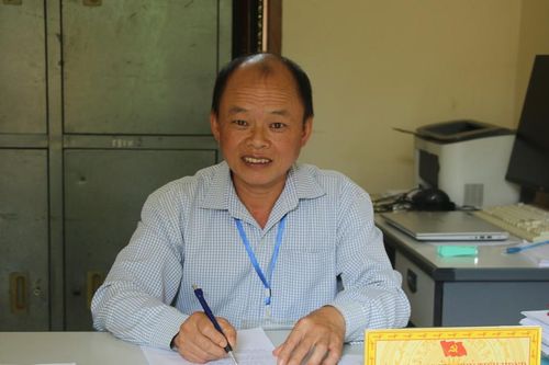 Bí thư Đảng ủy xã Lù A Dủa tích cực vận động bà con từ bỏ hủ tục