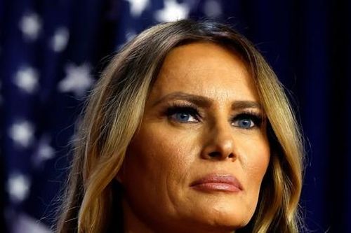 Bà Melania vắng mặt trong bức ảnh gia đình Trump