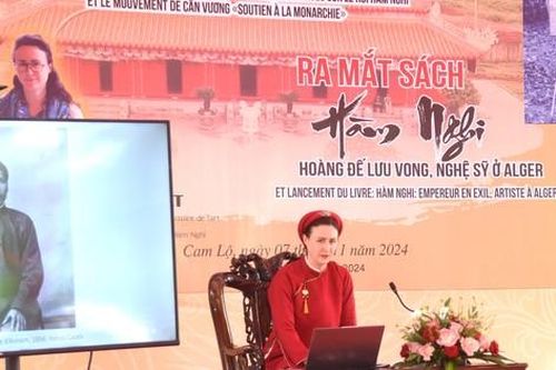Tiếp nhận các hiện vật về vua Hàm Nghi