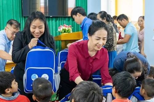 Trao tặng 600 thùng sữa và 3 tấn gạo cho học sinh vùng rốn lũ Quảng Bình
