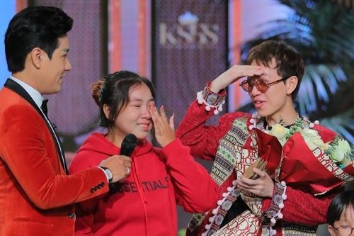 Fan nữ khóc khi nhắn gửi Quán quân Rap Việt Double2T ngay ở trường quay VTV
