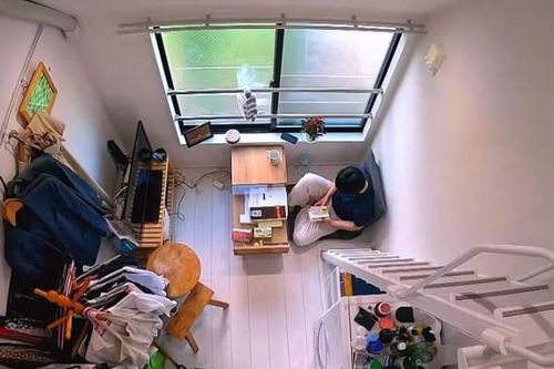 Sống trong căn hộ 9m2, người đàn ông phải nằm chéo mới ngủ được