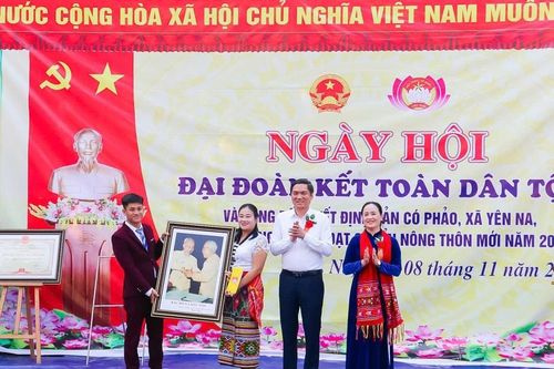 Phó Bí thư Thường trực Tỉnh ủy Hoàng Nghĩa Hiếu chung vui Ngày hội Đại đoàn kết với người dân huyện Tương Dương