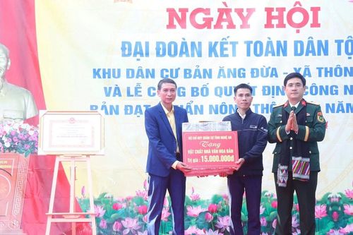 Chỉ huy trưởng Bộ Chỉ huy Quân sự tỉnh Nghệ An chung vui ngày hội Đại đoàn kết cùng nhân dân xã Thông Thụ