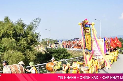 Hơn 1.000 người tham gia lễ rước Quan Hoàng Mười vân du