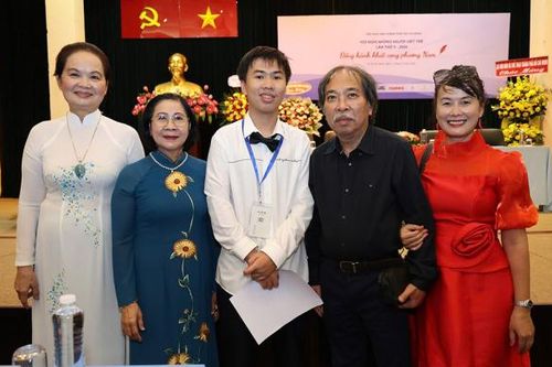 Cậu bé hiện thực hóa ước mơ trở thành nhà văn