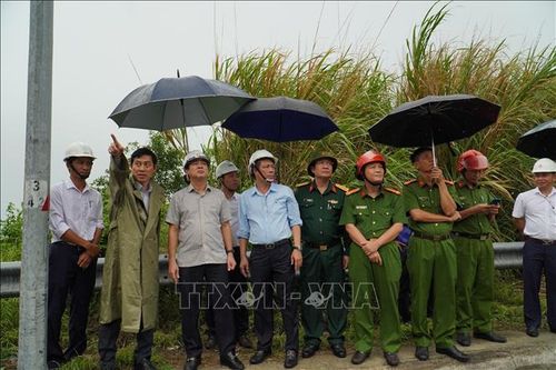 Khánh Hòa: Xử lý khối đá lớn có nguy cơ sạt lở tại đèo Cù Hin trong vòng 24 giờ