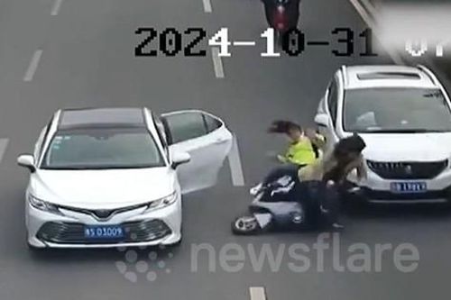 Ô tô đột ngột mở cửa, hất văng 3 người trên xe máy xuống đường