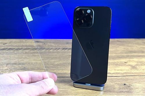 Đến cả kính bảo vệ màn hình iPhone cũng bị EU 'sờ gáy'